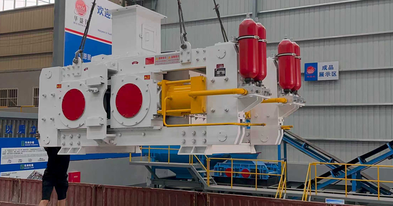 超細碎破碎制砂設(shè)備高壓輥磨機發(fā)貨中